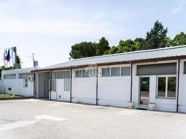 Capannone in vendita di 800 m² in Via Valle Sbraccia, 36