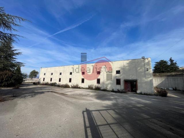 Capannone in vendita di 800 m² in Località Torrepalazzo