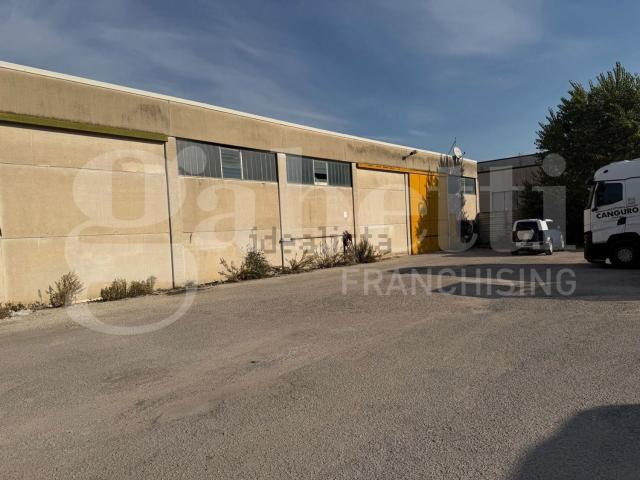 Capannone in vendita di 800 m² in Strada di Sabbione, 30