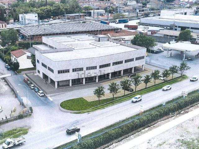 Capannone in vendita di 800 m² in Strada Regionale 11