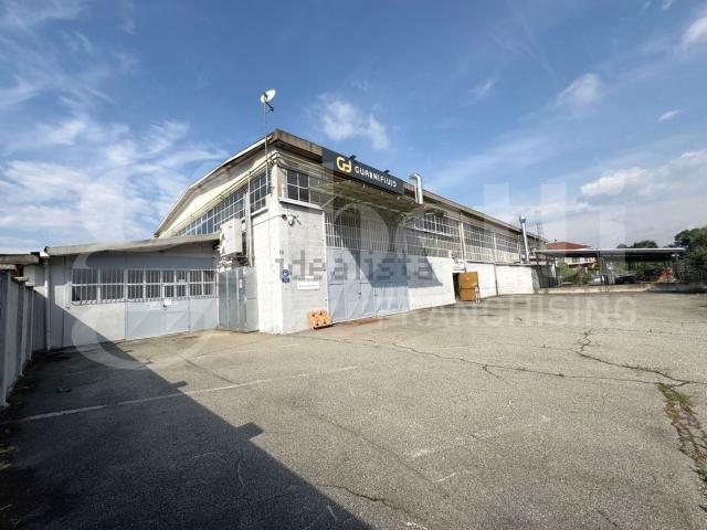 Capannone in vendita di 805 m² in Via Nino Bixio