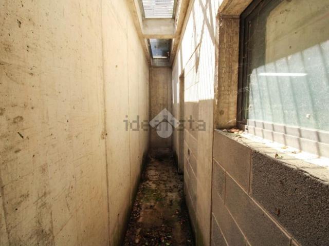 Capannone in vendita di 80 m² in Via Francesco Petrarca, 1