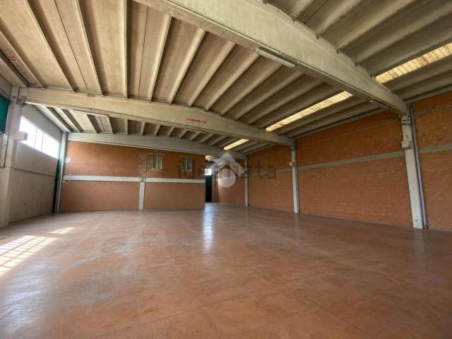 Capannone in vendita di 810 m² in Via N. Sauro, 42