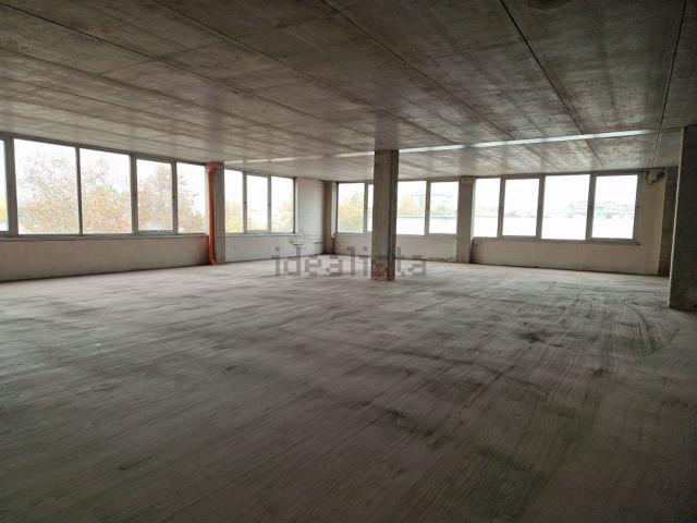 Capannone in vendita di 810 m² in Viale Caduti sul Lavoro