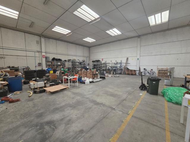Capannone in vendita di 815 m² in Via Giovanni Amendola, 1