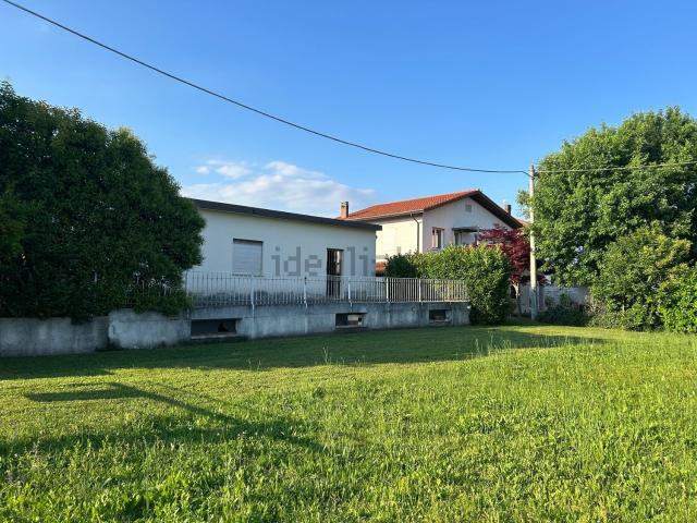 Capannone in vendita di 815 m² in Via King M. L 12
