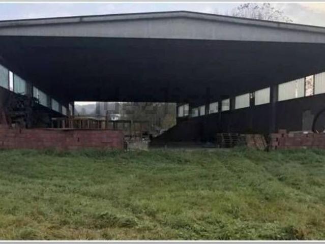 Capannone in vendita di 815 m² in Via Nuova, 4