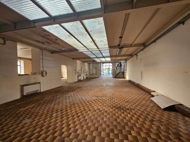 Capannone in vendita di 816 m² in Viale Monte Grappa, 45