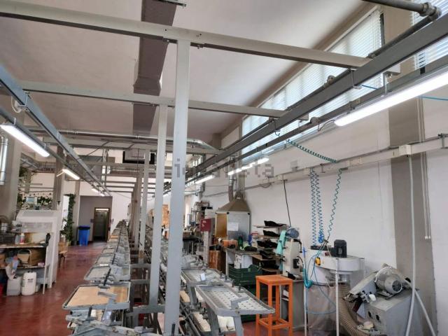 Capannone in vendita di 817 m² in Via Fratelli Cervi