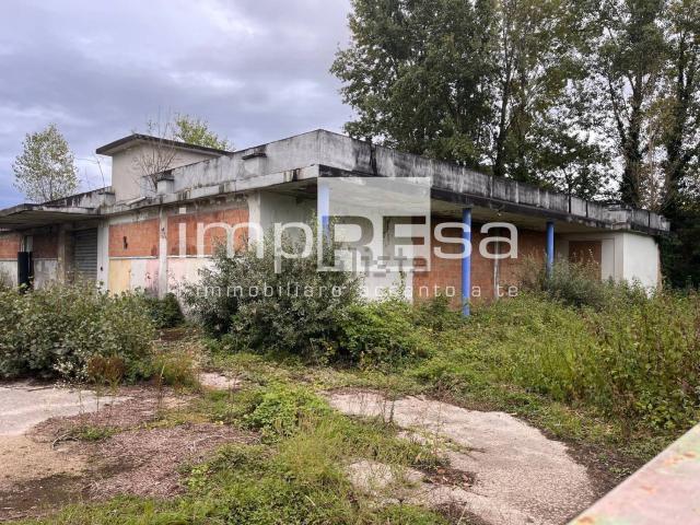 Capannone in vendita di 817 m² in Viale della Repubblica, 260
