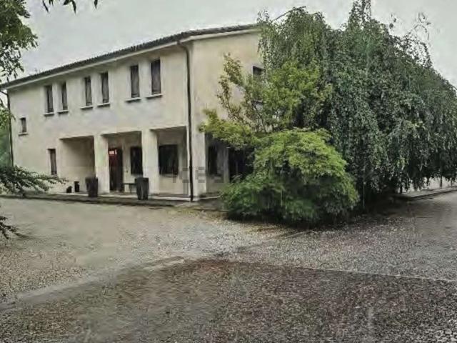 Capannone in vendita di 826 m² in Via Brigata Campania