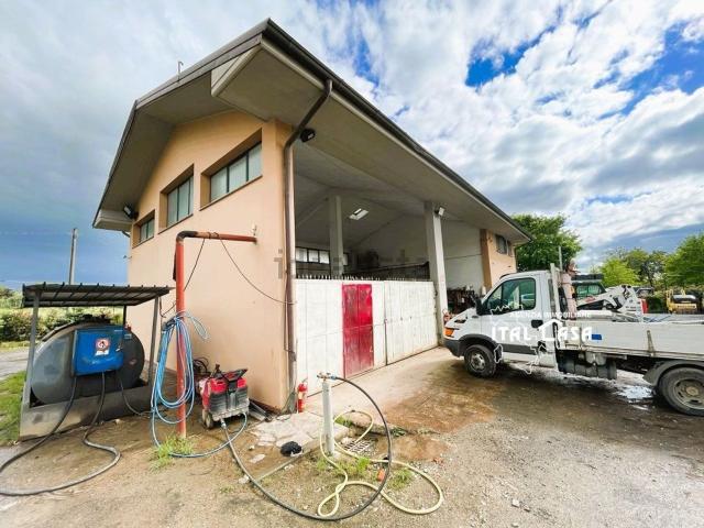 Capannone in vendita di 8300 m² in Via Francesca Sud Cintolese