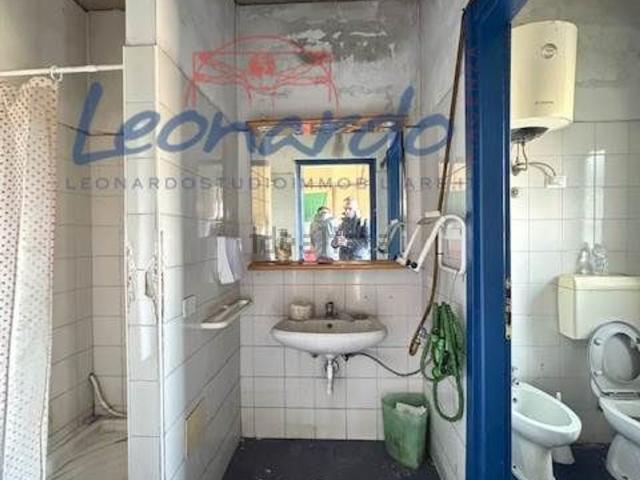 Capannone in vendita di 830 m²