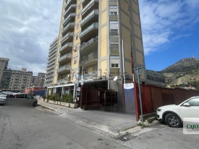 Capannone in vendita di 830 m² in Via Ammiraglio Rizzo, 39