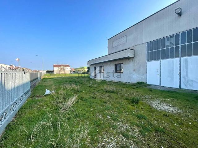 Capannone in vendita di 830 m² in Via G. Rizzo, 79