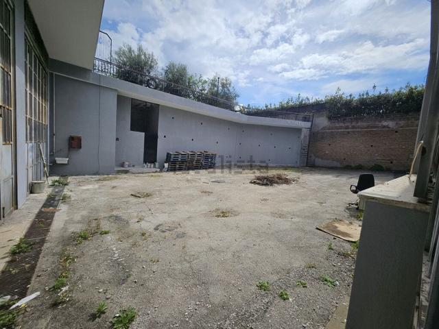 Capannone in vendita di 830 m² in Via Seminara, 40