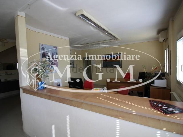 Capannone in vendita di 833 m²