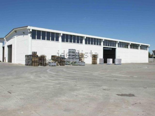 Capannone in vendita di 835 m² in Viale delle Industrie