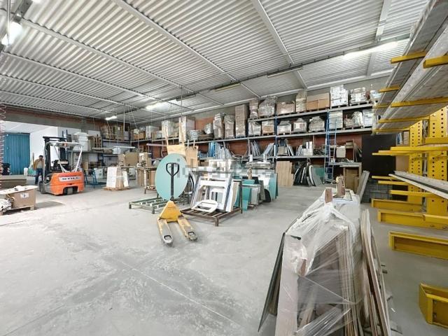 Capannone in vendita di 836 m² in Via A. Meucci, 11
