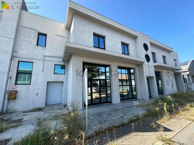 Capannone in vendita di 840 m²