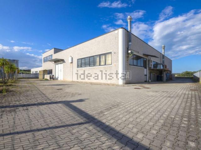 Capannone in vendita di 840 m²