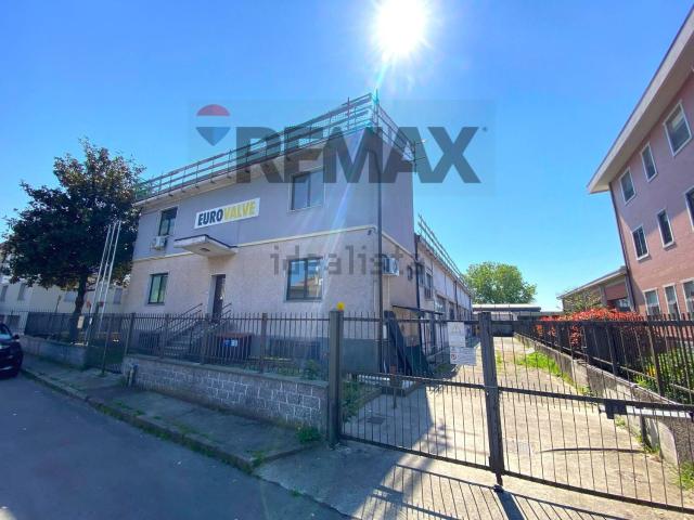 Capannone in vendita di 840 m² in Via Camicie Rosse, 11