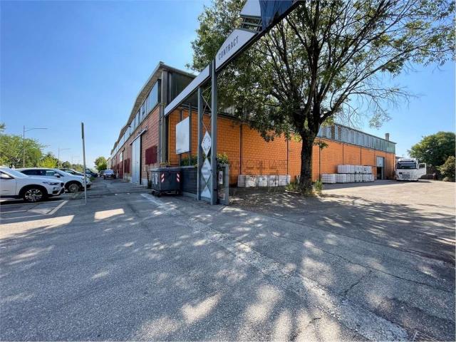 Capannone in vendita di 840 m² in Via Allende