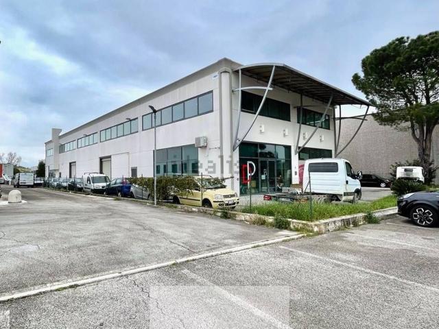 Capannone in vendita di 850 m²