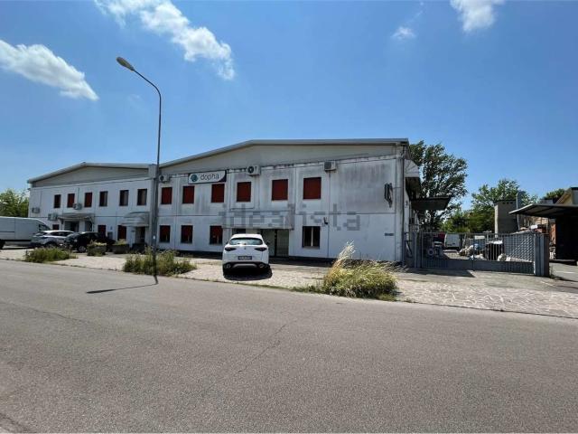 Capannone in vendita di 850 m²