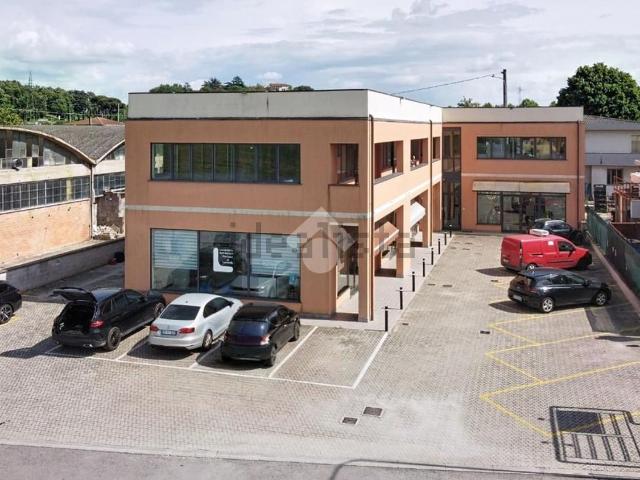 Capannone in vendita di 850 m² in Via Giuseppe Garibaldi, 108