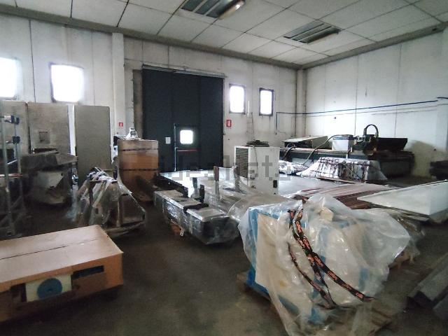 Capannone in vendita di 850 m² in Via Giovanni Amendola, 21