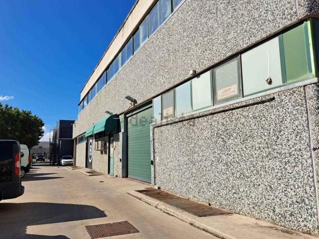 Capannone in vendita di 850 m² in Via dell&apos Industria