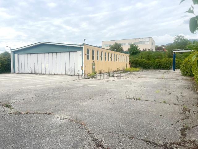 Capannone in vendita di 850 m² in Via della Stazione