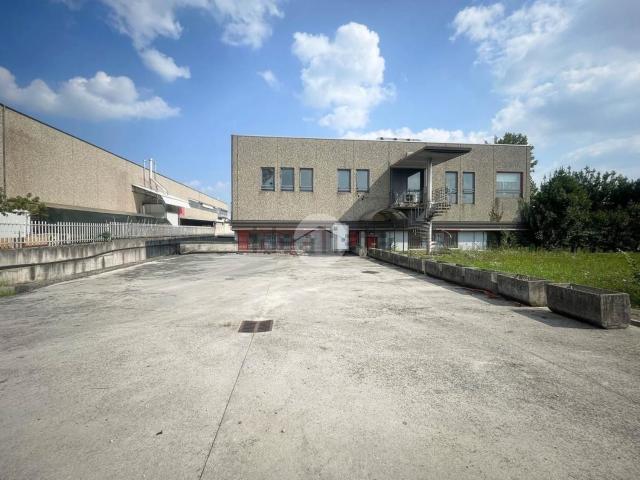 Capannone in vendita di 850 m² in Via Evangelista Torricelli, 25