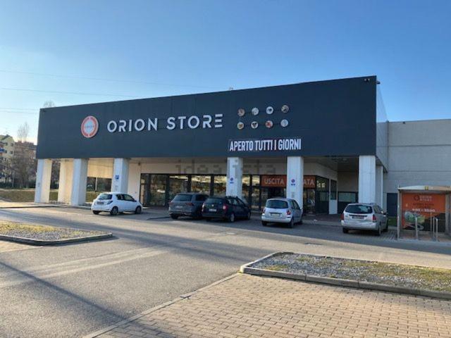 Capannone in vendita di 850 m² in Via Larga, 38