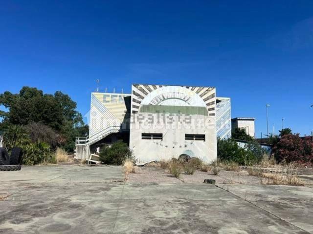 Capannone in vendita di 850 m² in Strada Statale 131 Carlo Felice