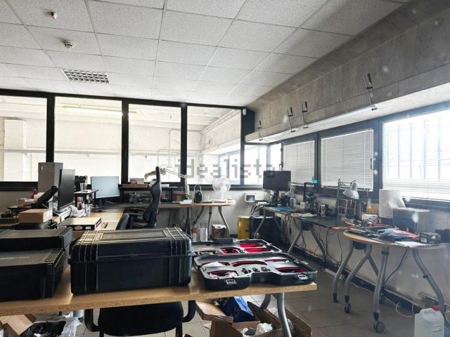 Capannone in vendita di 851 m² in Via Roveggia