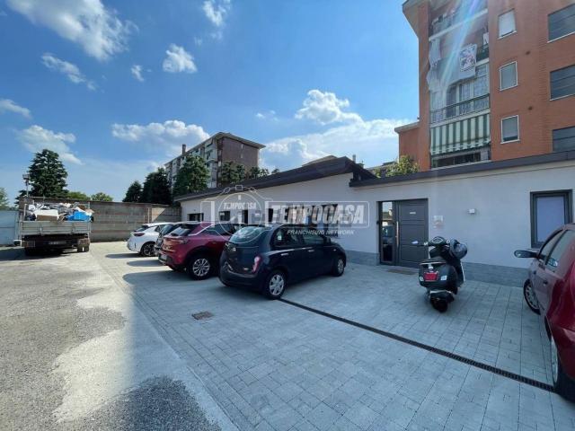 Capannone in vendita di 853 m² in Via Lanzo, 162
