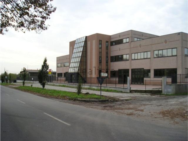 Capannone in vendita di 855 m² in Via Sempione, 1