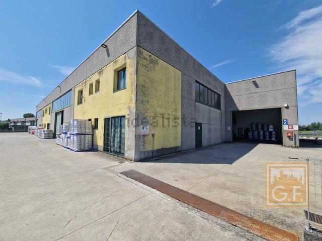 Capannone in vendita di 857 m² in Viale Europa, 9