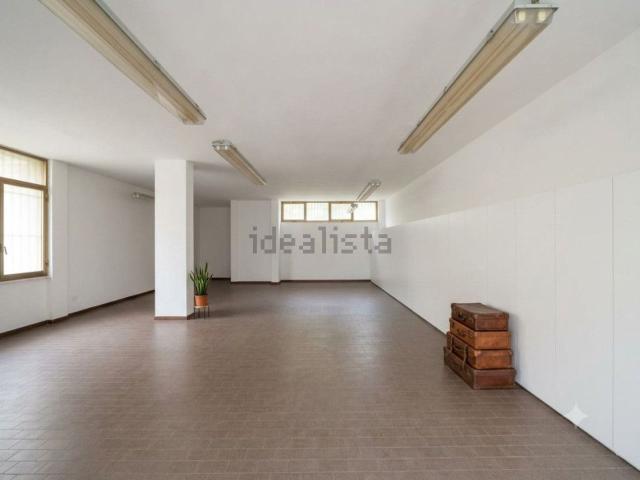 Capannone in vendita di 85 m² in Via Costituzione, 31