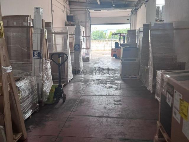 Capannone in vendita di 860 m² in Via Salara Vecchia