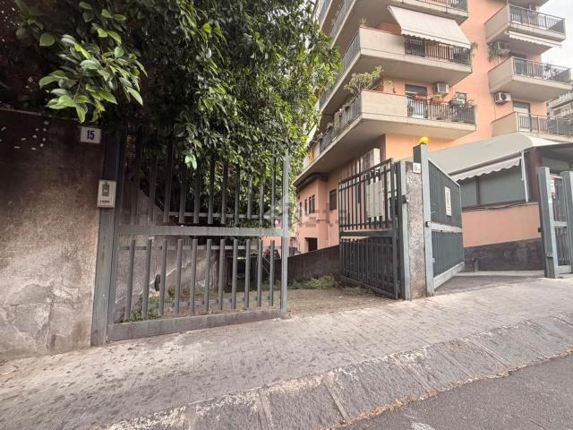 Capannone in vendita di 862 m² in Via Guido Gozzano, 15