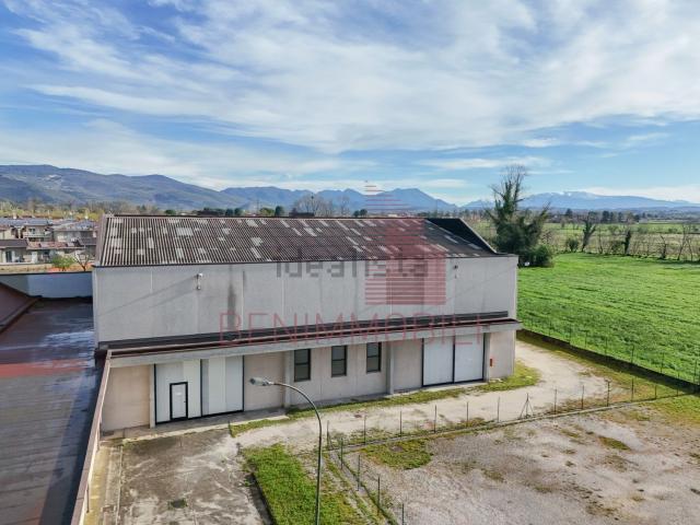 Capannone in vendita di 866 m² in Via G. C. Abba, 9
