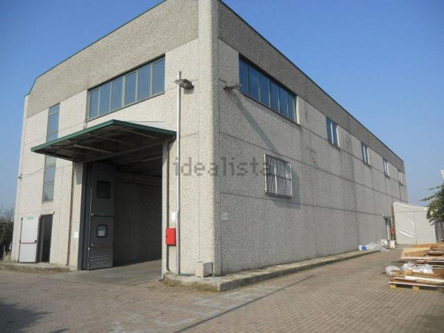 Capannone in vendita di 870 m² in Via Chaniac