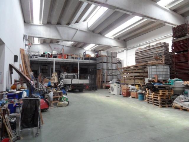 Capannone in vendita di 870 m²