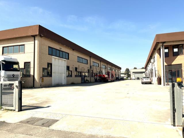 Capannone in vendita di 870 m² in Via dell&apos Industria, 4