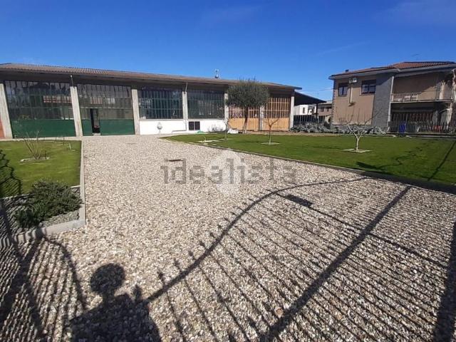 Capannone in vendita di 870 m² in Via Lenin, 14
