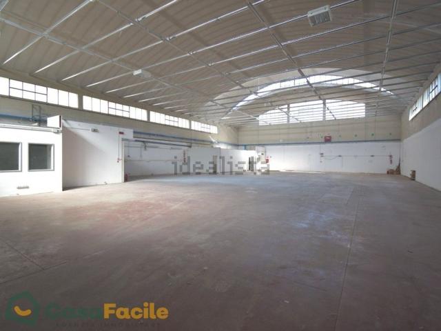 Capannone in vendita di 873 m² in Via Russi