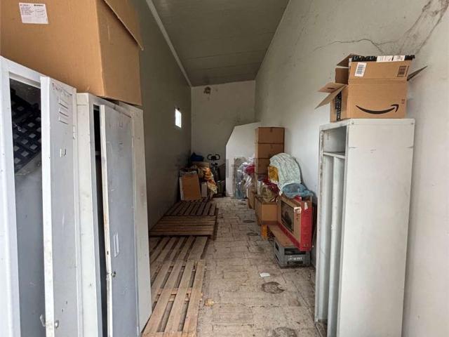 Capannone in vendita di 875 m²